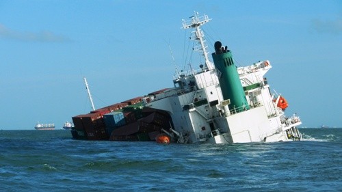 Tàu container Heung-A Dragon đang bị chìm nghiêng 45 độ bên mạn trái