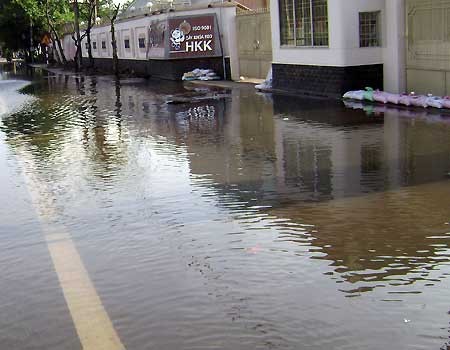 Quốc lộ 13 đoạn qua thị xã Thuận An cũng bị nước triều chia cắt