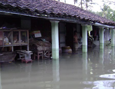 Vỡ đê bao sông Lái Thiêu, nhà dân bị ngập nặng