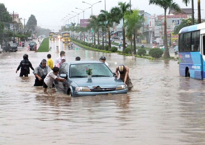 Quốc lộ 14 - Bình Phước ngập sâu trong nước mưa.