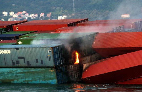 Đám cháy xuất phát từ bên trong một container nằm trên bề mặt boong tàu