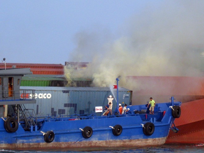 Vì cháy bên trong container nên việc khống chế ngọn lửa là rất khó khăn