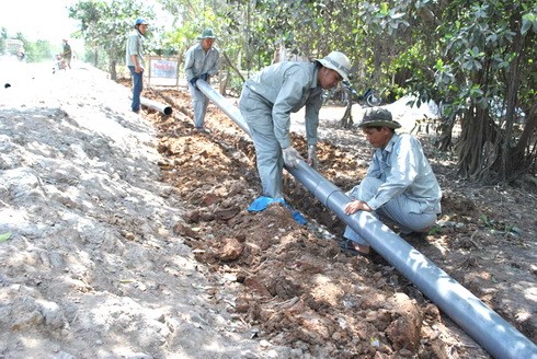 Công nhân của Công ty cấp nước Tiền Giang thi công lắp đặt đường ống mới