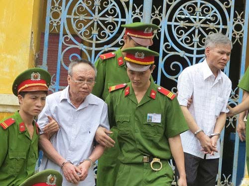 Hai bị cáo Đặng Văn Hai và Võ Quốc Hảo đang được dẫn giải ra xe về lại trại tạm giam, sau phiên xét xử ngày hôm qua.