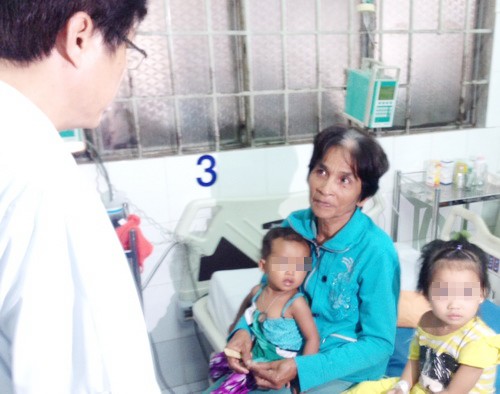 Hai cháu bé uống nhầm sữa có thuốc trừ sâu đã qua cơn nguy kịch - Ảnh: Vietnamnet