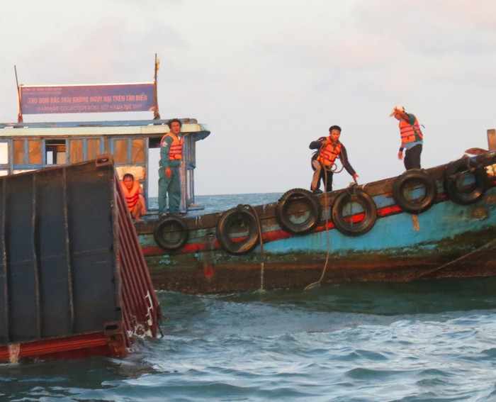 Hiện các lực lượng cứu hộ đã trục vớt được 50 container bị trôi dạt trên biển. Ảnh: Ngọc Luân.