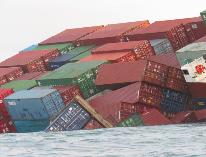 Khẩn cấp bốc dỡ các container chứa hóa chất độc hại trên boong tàu Heung-A Dragon. Ảnh: Ngọc Luân