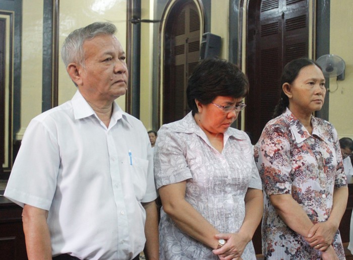 Bị cáo Nguyễn Bi (ngoài cùng bên trái) - một trong 2 bị cáo có vai trò chủ chốt của vụ án