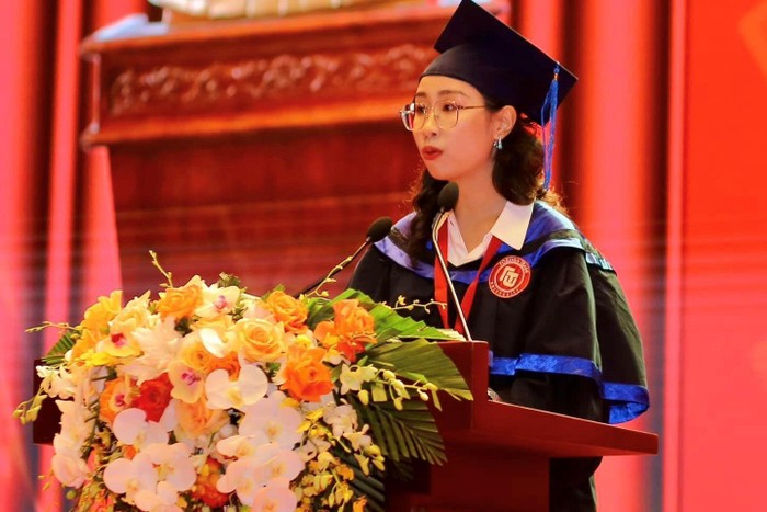 Đỗ Hoàng Phương Nhi thay mặt hàng nghìn tân cử nhân Khóa 57, Trường Đại học Ngoại thương phát biểu trong buổi Lễ tốt nghiệp năm 2022. (Ảnh: NVCC).
