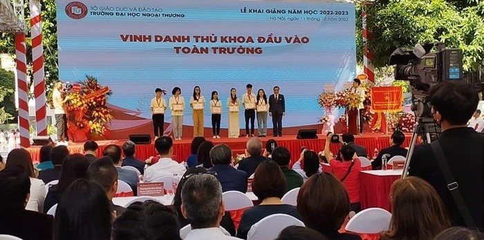 Đinh Thị Thảo Vi (thứ 4, từ trái sang) nhận giấy khen của Trường Đại học Ngoại thương trong lễ khai giảng. (Ảnh: Nhân vật cung cấp).