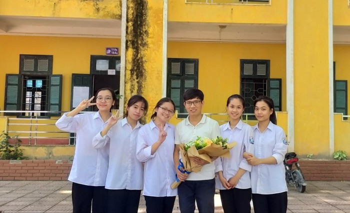 Thầy Lương Ngọc Huy và Đinh Thị Thảo Vi (thứ 2, từ trái sang) chụp ảnh cùng các bạn trong lớp cấp 3. (Ảnh: Nhân vật cung cấp).