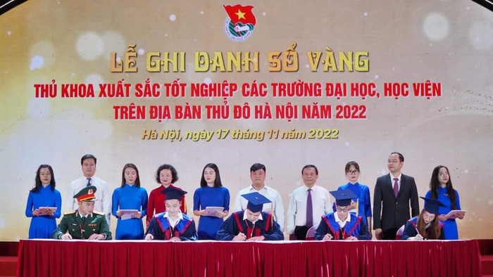 Nguyễn Thị Hà (ngồi viết, ngoài cùng, bên phải) trong Lễ ghi danh sổ vàng diễn ra tối ngày 17/11/2022. (Ảnh: Nhân vật cung cấp).