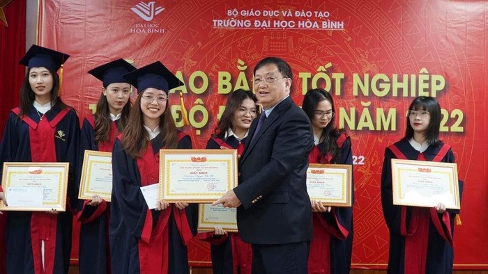 Nguyễn Thị Hà nhận Giấy khen trong Lễ trao bằng tốt nghiệp Trường Đại học Hoà Bình năm 2022. (Ảnh: Nhân vật cung cấp).