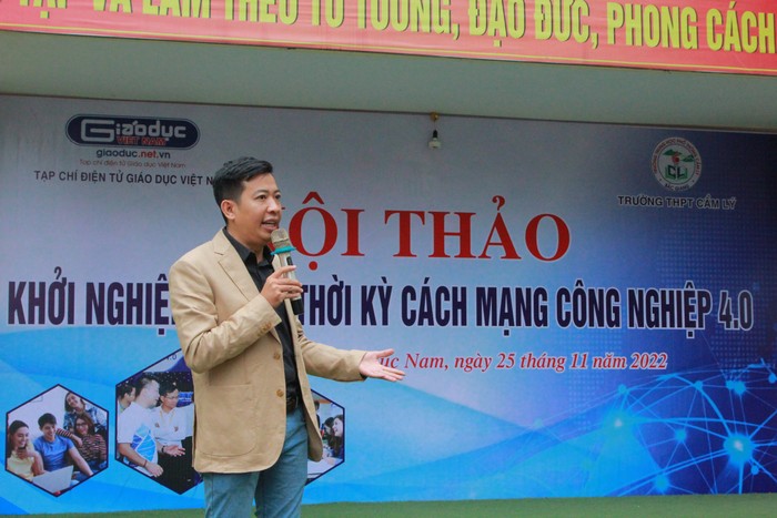 Nhà văn, nhà báo, diễn giả Hoàng Anh Tú chia sẻ tại Hội thảo.