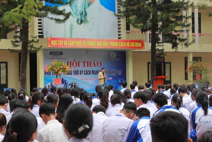 Hơn 1.000 học sinh Trường Trung học phổ thông Cẩm Lý tham gia hội thảo.
