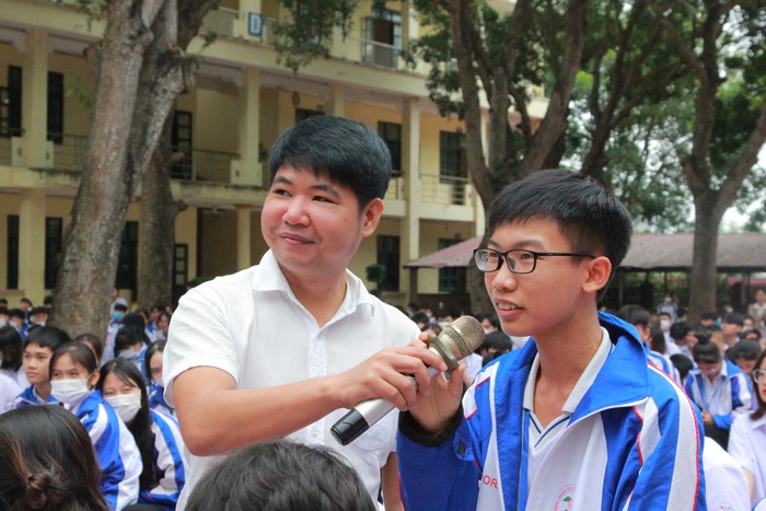 Học sinh Nguyễn Việt Hà đặt câu hỏi tại Hội thảo.