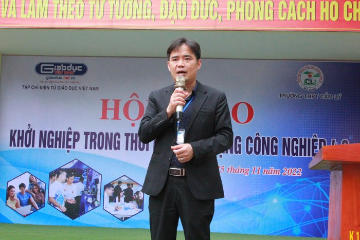 Thầy Nguyễn Thanh Bình, Hiệu trưởng Trường Trung học phổ thông Cẩm Lý phát biểu tại hội thảo.