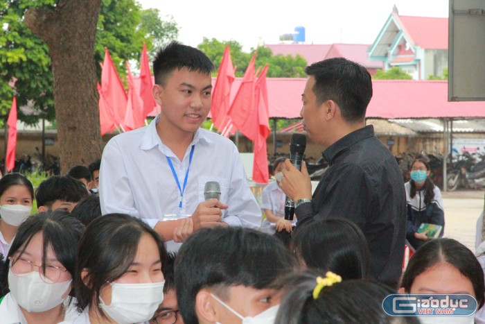 Em Nguyễn Quý Dương, học sinh lớp 12A2 giao lưu tại Hội thảo.