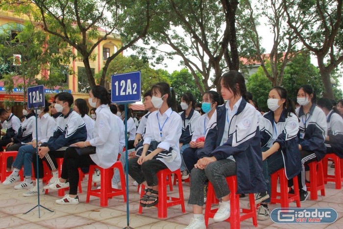 Học sinh Trường Trung học Phương Sơn tập trung lắng nghe chia sẻ tại Hội thảo.
