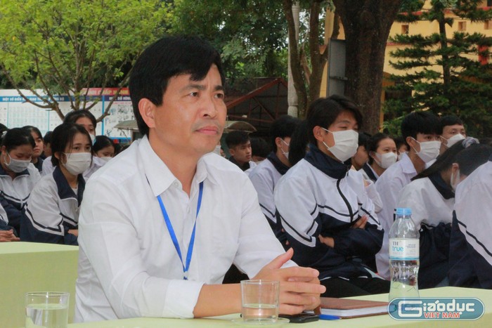 Thầy Phạm Hùng, Hiệu trưởng Trường Trung học phổ thông Phương Sơn dự Hội thảo.
