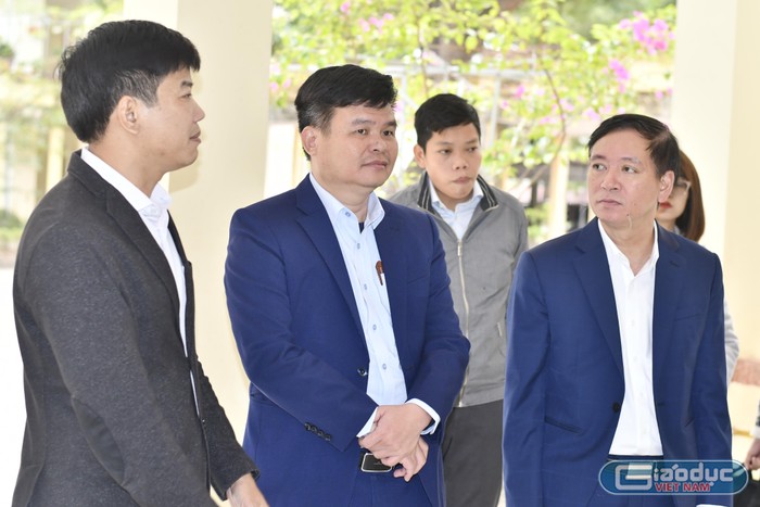 Lãnh đạo Sở Giáo dục và Đào tạo tỉnh Bắc Ninh tham quan thực tế thiết bị quẹt thẻ điểm danh học sinh nhờ ứng dụng eNetViet. (Ảnh: Mai Huệ).