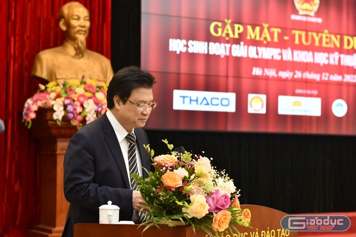 Thứ trưởng Bộ Giáo dục và Đào tạo Nguyễn Hữu Độ phát biểu tại Chương trình Gặp mặt, tuyên dương học sinh đoạt giải Olympic và Khoa học kỹ thuật quốc tế năm 2022. (Ảnh: Mai Huệ).