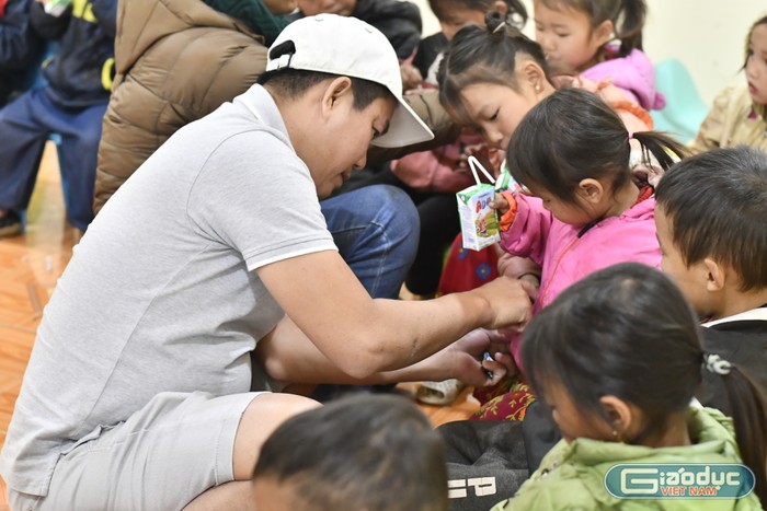 Quỹ Thiện nguyện Sinh viên đã trao tặng 1 nhà vệ sinh, 20 thùng mì tôm, 509 khăn, mũ len, 100 thùng sữa và 200kg gạo cho một số điểm trường vùng cao tỉnh Hà Giang. (Ảnh: Ngọc Mai).