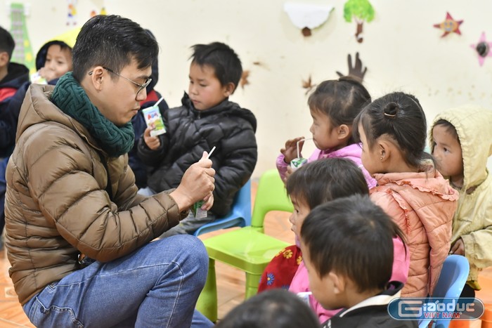 Anh Ngô Hữu Thống - Bí thư Đoàn Cơ quan Đại học Quốc gia Thành phố Hồ Chí Minh trao quà cho các em nhỏ. (Ảnh: Ngọc Mai)