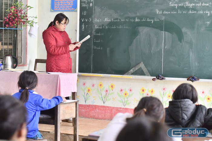 Cô giáo Hoàng Thị Bút tập trung giảng bài trong tiết học của lớp 2 ở điểm trường Hấu Chua. (Ảnh: Ngọc Mai).