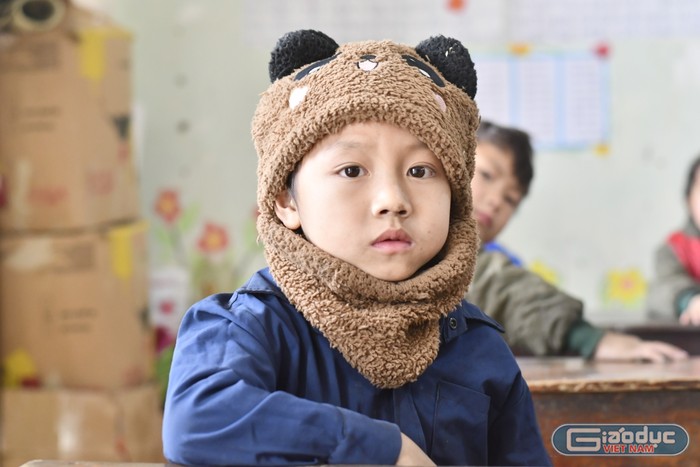 Em Vàng Mí Bình, học sinh lớp 2, điểm trường Hấu Chua thích được đi học để biết chữ, sau này đi dạy học giống như cô Bút. (Ảnh: Ngọc Mai).