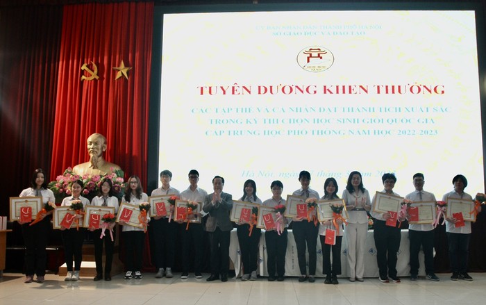 13 học sinh đoạt giải Nhất được tuyên dương, khen thưởng. (Ảnh: Báo Hà Nội mới)