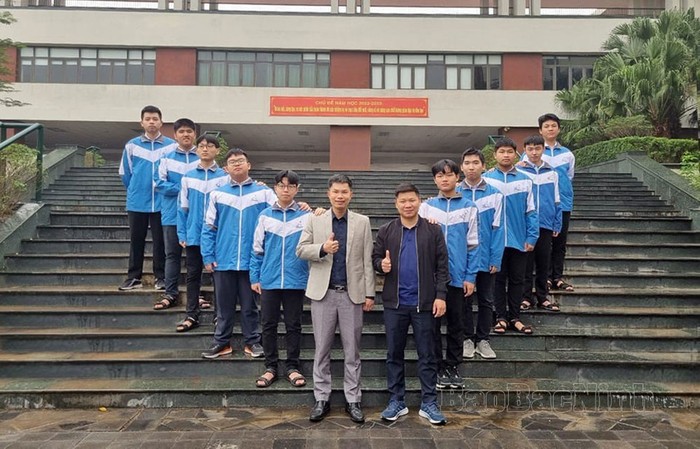 Giáo viên bồi dưỡng và 10 thí sinh Bắc Ninh thi Olympic Toán học sinh viên, học sinh năm 2023. (Ảnh: Báo Bắc Ninh).