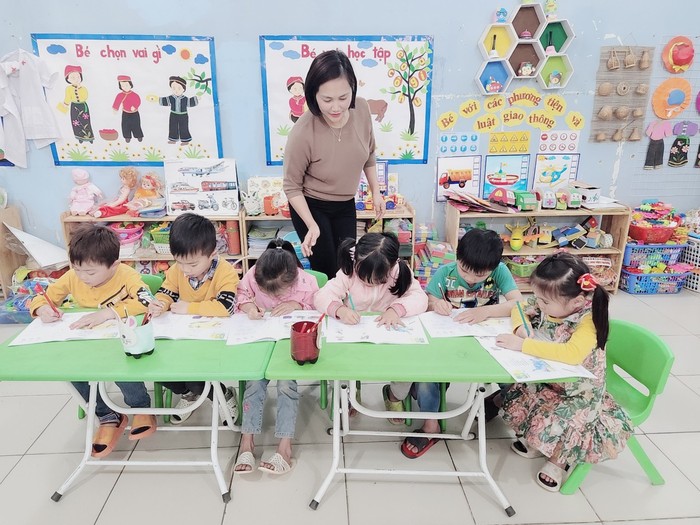 Cô giáo Phan Thị Lệ Quyên trong tiết học cùng các em học sinh Trường Mầm non Thượng Phùng. Ảnh: NVCC