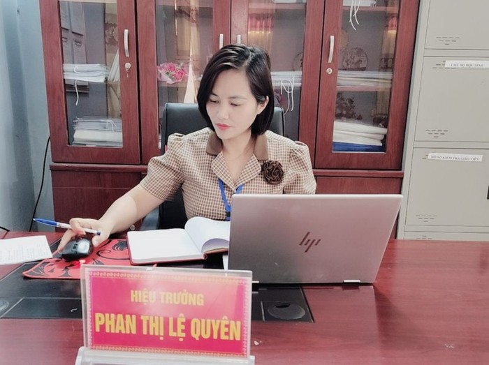 Cô giáo Phan Thị Lệ Quyên có 14 năm công tác trong ngành giáo dục và hiện đang là Hiệu trưởng Trường Mầm non Thượng Phùng. Ảnh: NVCC