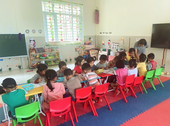 Nhà giáo Nguyễn Thị Tám cùng các em học sinh Trường Mầm non Xín Cái. (Ảnh: NVCC).