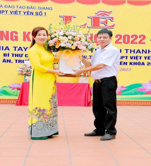 Nhà giáo ưu tú Tiêu Thanh Tuyết nhận hoa chúc mừng của Nhà trường trong buổi lễ chia tay. (Ảnh: Nhân vật cung cấp).