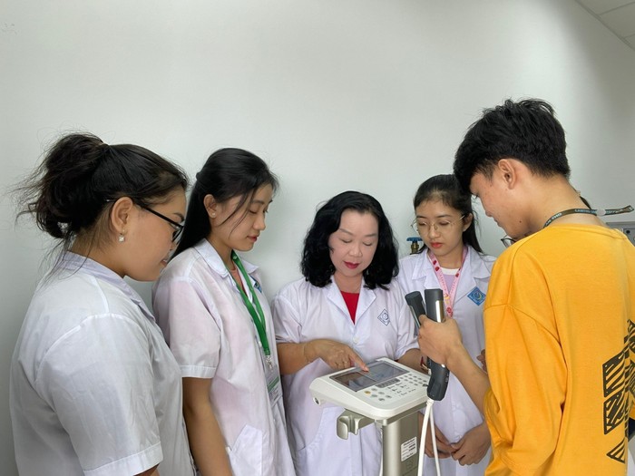 Giáo sư, Tiến sĩ, Nhà giáo ưu tú Nguyễn Minh Thủy đang hướng dẫn sinh viên đo cấu trúc cơ thể. (Ảnh: Nhân vật cung cấp).