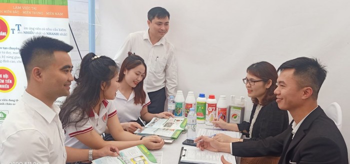 Sinh viên Trường Đại học Kinh tế Nghệ An tham gia ngày hội tư vấn việc làm năm 2023. (Nguồn ảnh: website nhà trường).
