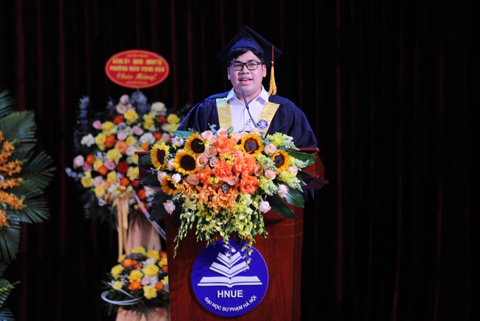 Trịnh Quang Thạch đại diện cho hơn 1.300 sinh viên Trường Đại học Sư phạm Hà Nội phát biểu tri ân trong lễ tốt nghiệp. (Ảnh: Nhân vật cung cấp).