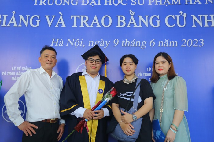 Thủ khoa Trịnh Quang Thạch chụp ảnh cùng gia đình trong Lễ tốt nghiệp năm 2023. (Ảnh: Nhân vật cung cấp).