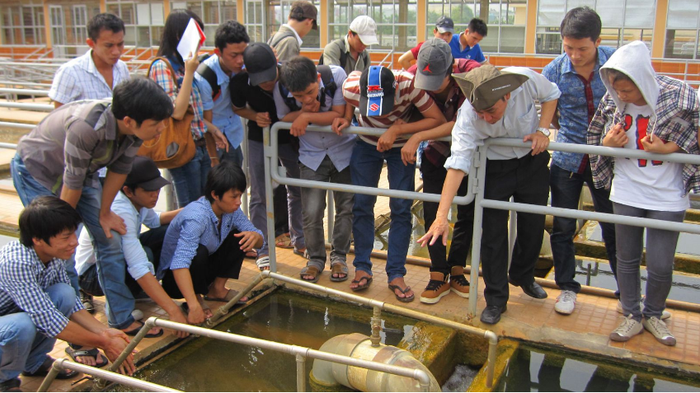 Sinh viên ngành Cấp thoát nước, Trường Cao đẳng Xây dựng Thành phố Hồ Chí Minh tham gia thực tập. (Ảnh: website nhà trường)