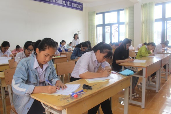 Thí sinh tham dự Kỳ thi tuyển sinh vào lớp 10 tại Trường Trung học phổ thông Chuyên Nguyễn Du. (Ảnh: baodaklak).