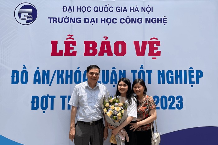 Nữ sinh Dương Ngân Hà chụp ảnh cùng bố mẹ trong Lễ bảo vệ đồ án/khoá luận tốt nghiệp đợt 1/2023. (Ảnh: NVCC).