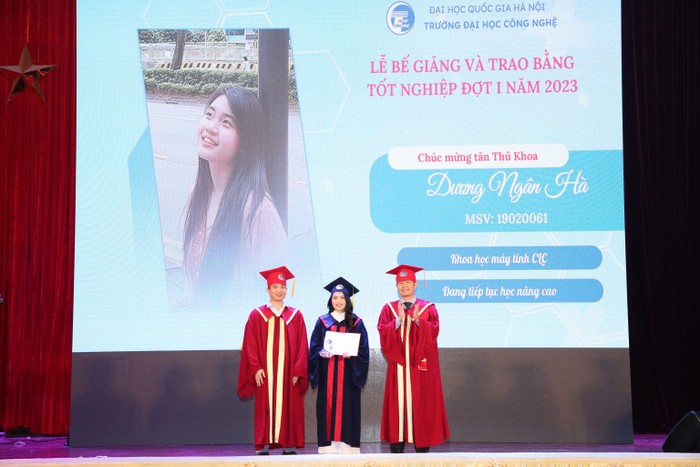Dương Ngân Hà là thủ khoa đầu ra Trường Đại học Công nghệ, Đại học Quốc gia Hà Nội năm 2023. (Ảnh: NVCC).