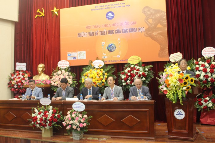 Phó Giáo sư, Tiến sĩ Nguyễn Viết Chữ - giảng viên Khoa Ngữ văn Trường Đại học Sư phạm Hà Nội phát biểu tại Hội thảo.