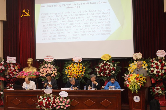Tiến sĩ Phạm Văn Chung, nguyên giảng viên Trường Đại học Khoa học xã hội và Nhân văn (Đại học Quốc gia Hà Nội) trình bày báo cáo tại Hội thảo.