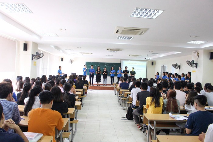 Hoạt động giao lưu giữa Đoàn Thanh niên Học viện Phụ nữ Việt Nam với sinh viên năm nhất Học viện Phụ nữ Việt Nam. Ảnh: NVCC