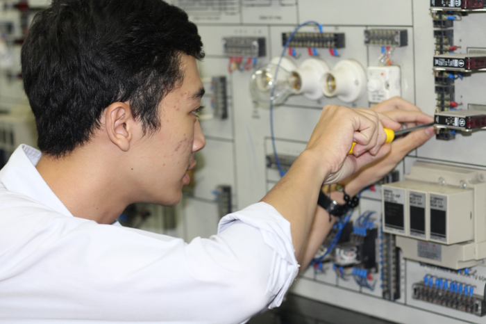 Sinh viên ngành Công nghệ Kỹ thuật điện – Điện tử Trường Đại học Công thương Thành phố hồ Chí Minh đang thực hành. Ảnh: website nhà trường