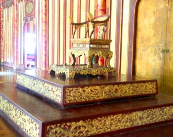 Ngai vàng của vua được trạm khắc có 9 con rồng vàng, biểu tượng cho sự uy nghiêm và cao quý của nhà Nguyễn.