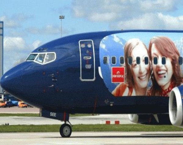 Cửa sổ máy bay biến thành đôi mắt của cô gái (hãng SkyEurope Airlines, Slovakia)
